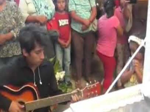 Jovencito le canta por última vez a su novia antes de enterrarla (VIDEO)