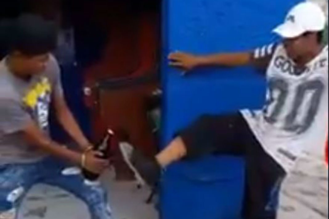VIDEO VIRAL: Hombres muestran su habilidad para destapar una cerveza con una patada