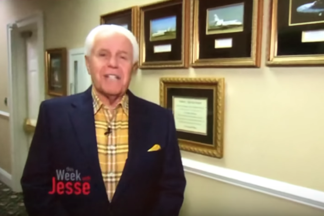 VIDEO: Predicador evangélico le pide a sus seguidores que le compren un jet privado