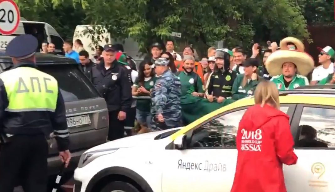 Rusos chocan «por culpa» de aficionados mexicanos en Rusia