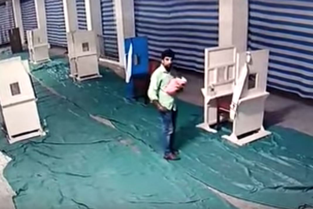 VIDEO: Captan a hombre mientras abandona a bebé en iglesia