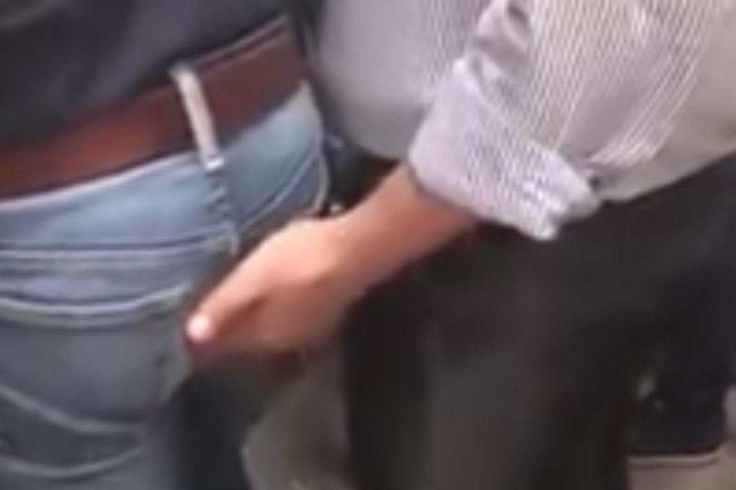 VIDEO: Un hombre acosa a otro en el Metro de la CDMX