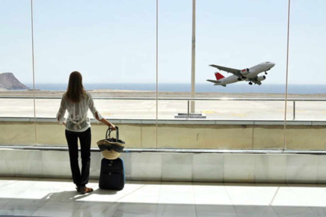 Mujer enamorada busca a hombre que se sentó a su lado en un vuelo, aerolínea la ayuda