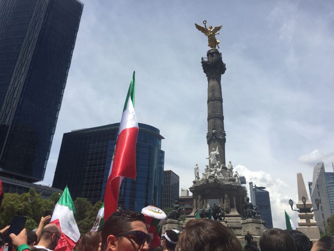 VIDEO: Mexicanos celebran triunfo de El Tri en el Ángel de la Independencia