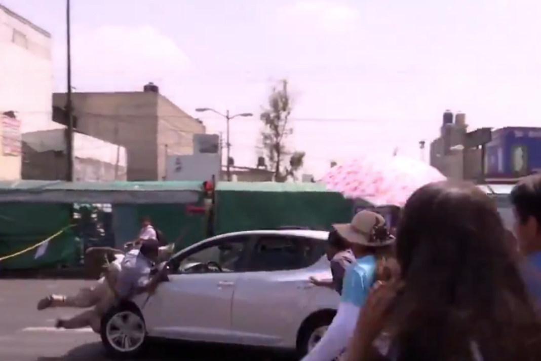 VIDEO FUERTE: Conductor arrolló a personas que protestaban en Iztapalapa