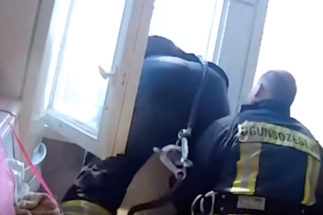 VIDEO: Bombero atrapó a suicida en el aire