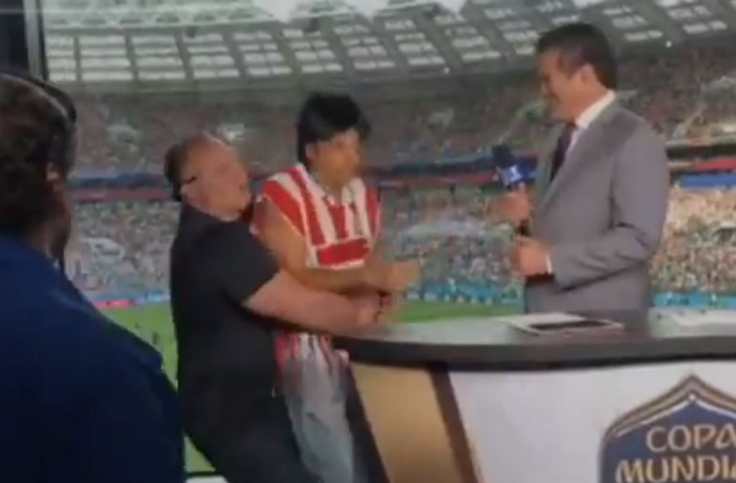 Sacan a Eugenio Derbez del estadio en Rusia tras interrumpir un programa de televisión