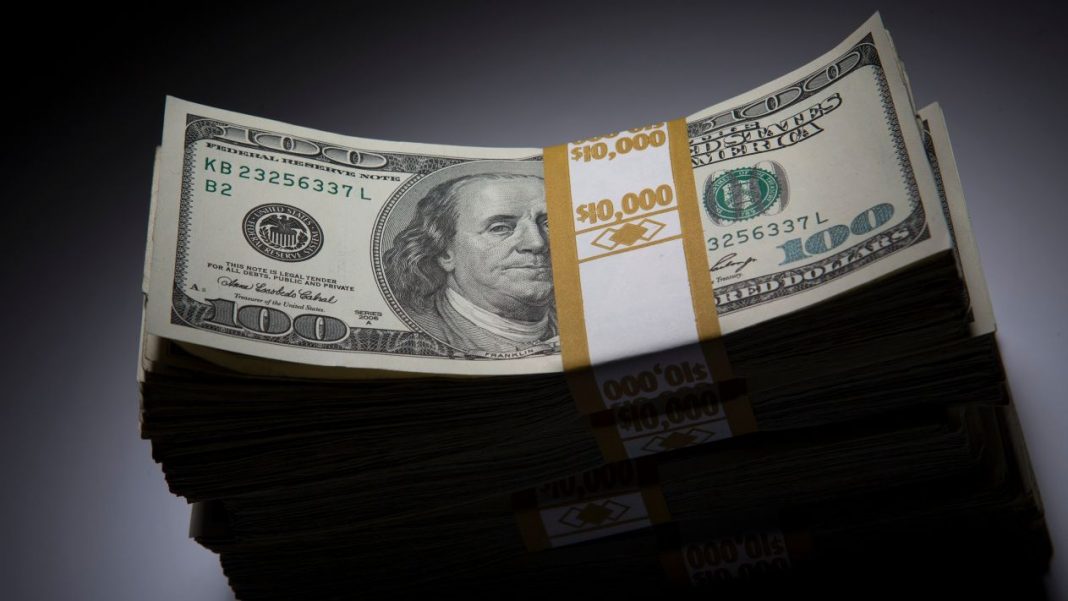 Reservas internacionales caen por primera vez en un mes