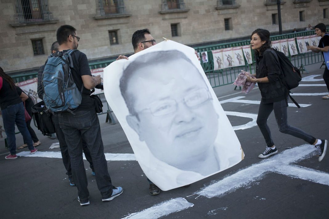 FOTOS: Periodistas protestaron contra la violencia frente al Palacio Nacional