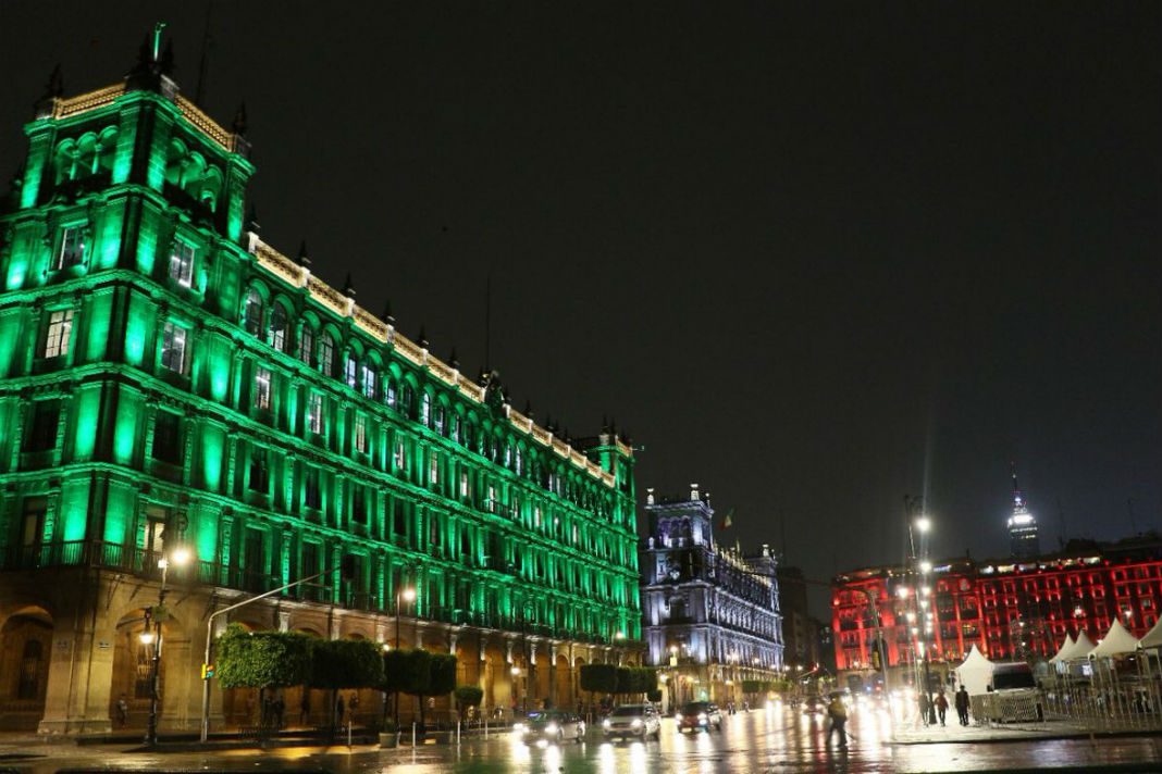 Se iluminan monumentos emblemáticos de rojo, azul y verde