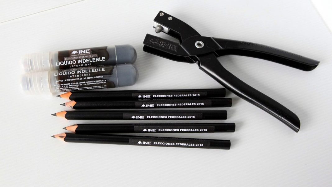 Evidencian que lápiz negro del INE se puede borrar