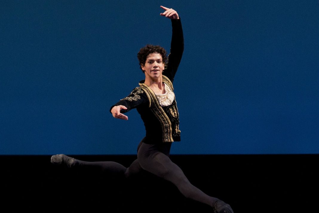 El bailarín mexicano Isaac Hernández recibe el galardón Benois de la Danse 2018