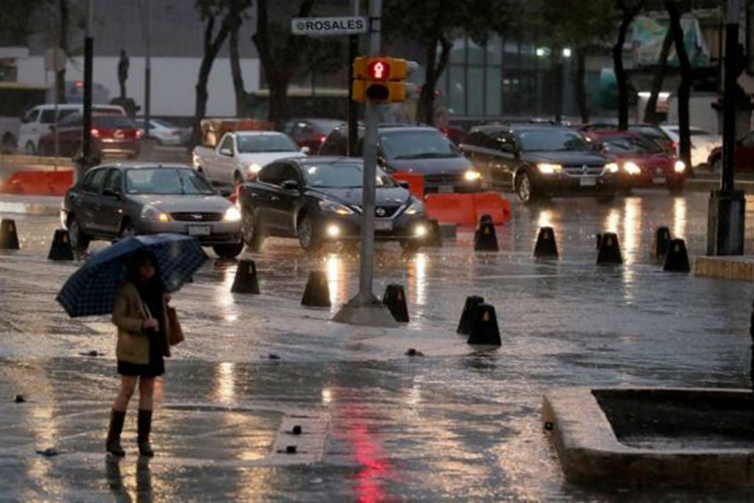 Pronostican lluvias y potencial caída de granizo este martes en la CDMX