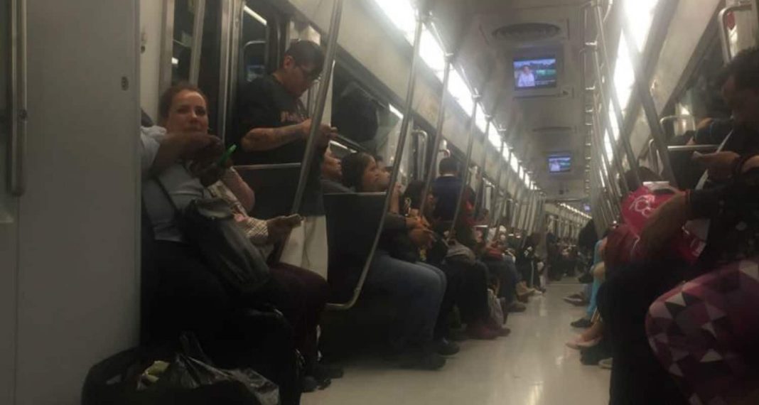 VIDEO: Anciano cachetea a mujer por no cederle el asiento en el metro
