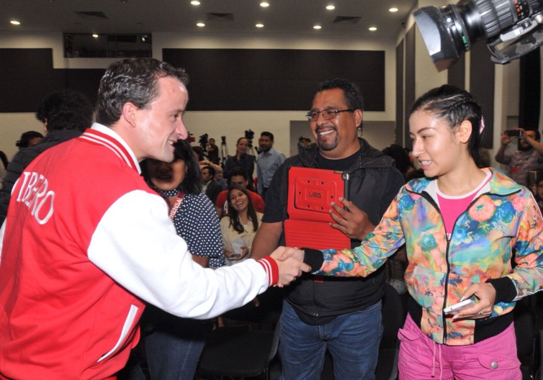 Ni intolerante ni homofóbico: Mikel visitó la Universidad Iberoamericana