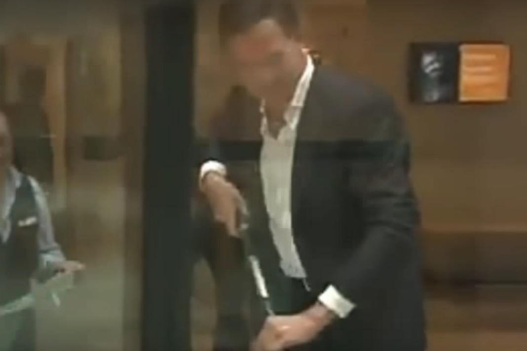 VIDEO: Diplomático sorprendió al mundo luego de trapear el piso del Parlamento