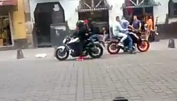 VIDEO: Ladrones asaltan a transeúnte en centro de la CDMX