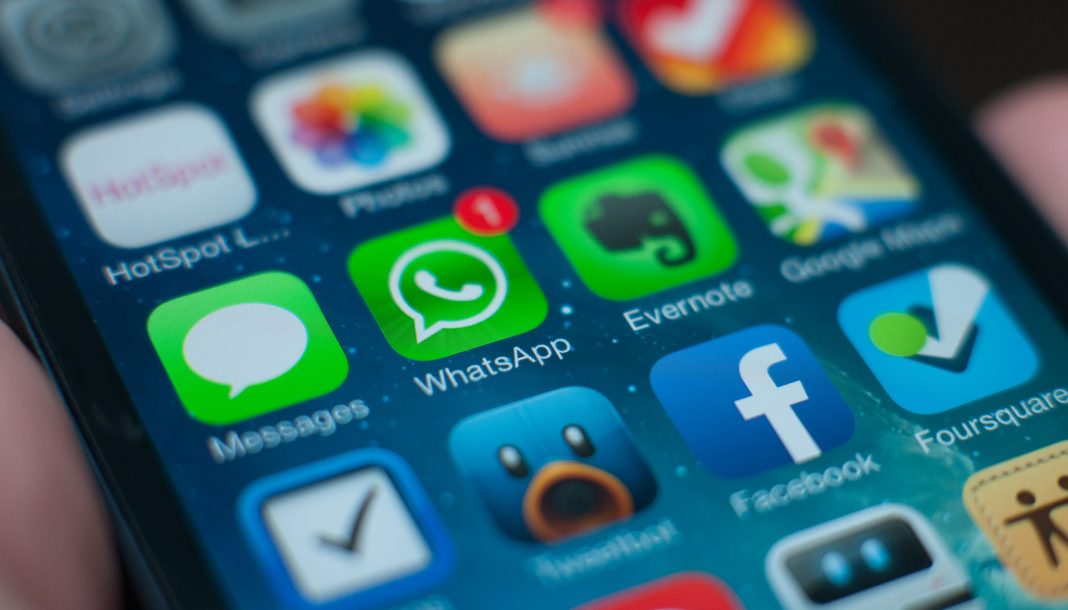 Los trucos de WhatsApp para leer mensajes sin aparecer «en línea»