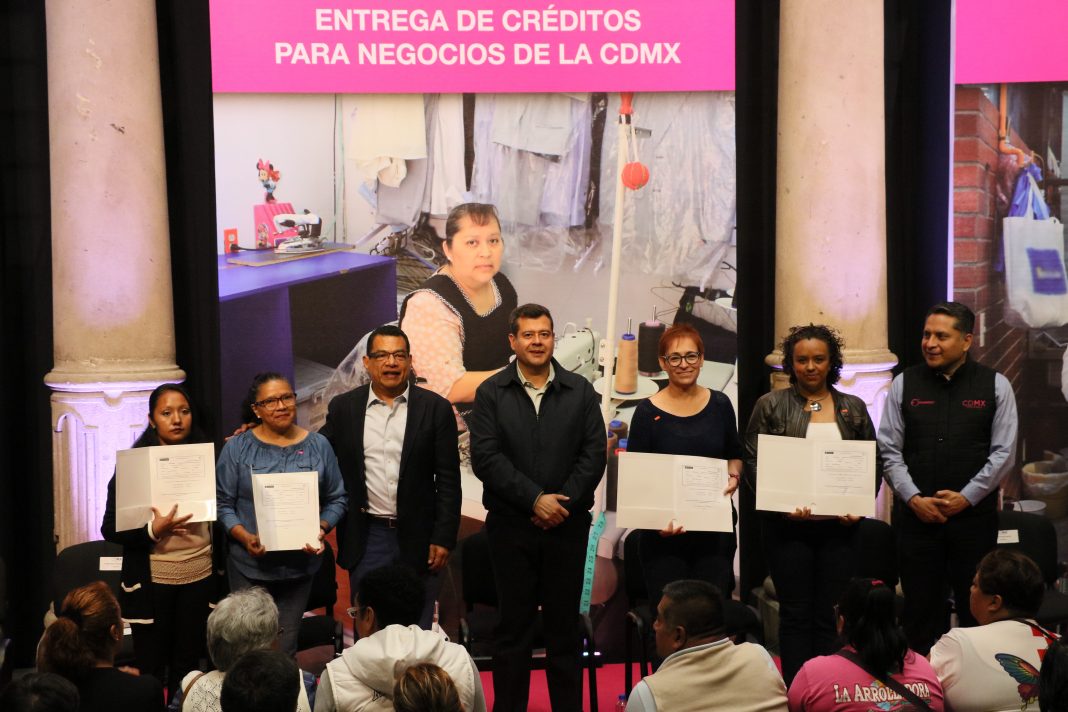 Entrega GCDMX microcréditos para negocios
