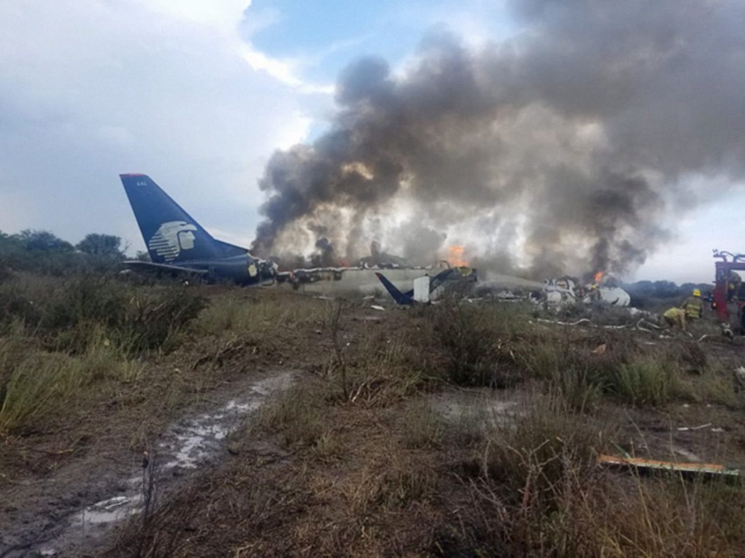 Aeroméxico despide a pilotos del avión que se estrelló en Durango