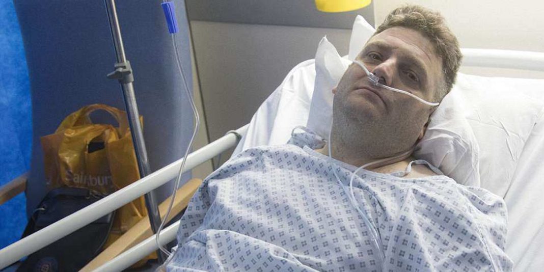 Hombre con implante de pene pierde su virginidad y entra en coma