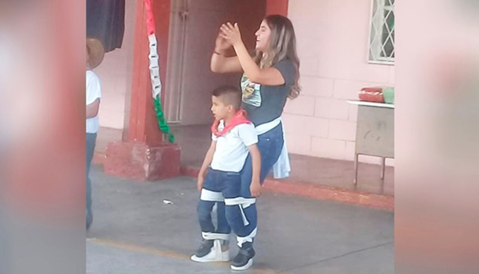 El emotivo gesto de una maestra para ayudar a alumno con discapacidad