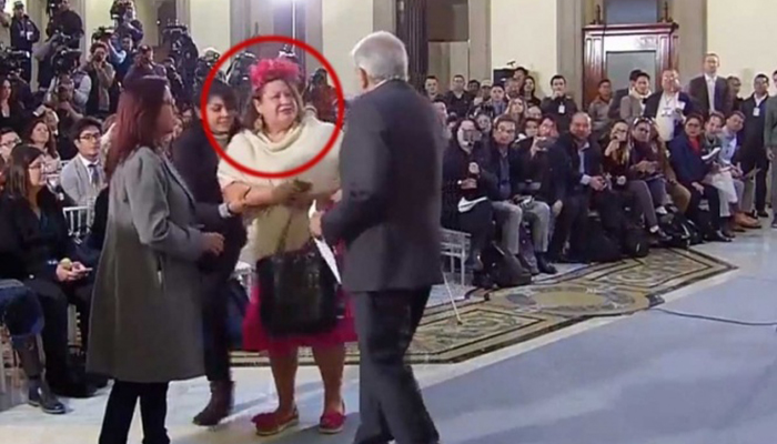 VIDEO: Mujer se hace pasar por periodista para hablar con AMLO