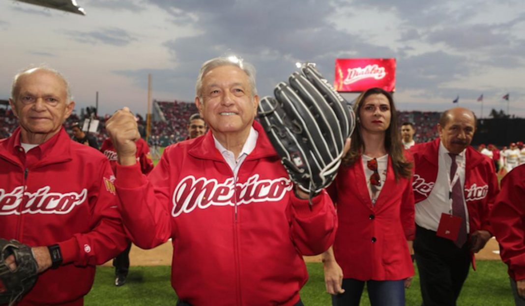 Así abuchearon a AMLO al inaugurar estadio de los Diablos en la CDMX