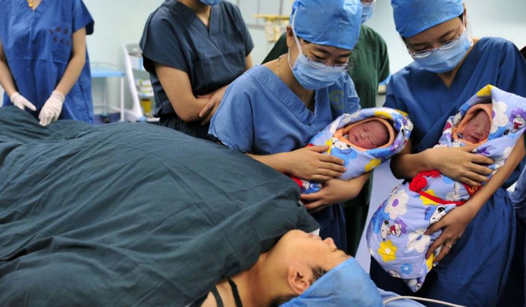 Da a luz a gemelos de dos padres distintos tras engañar a su marido