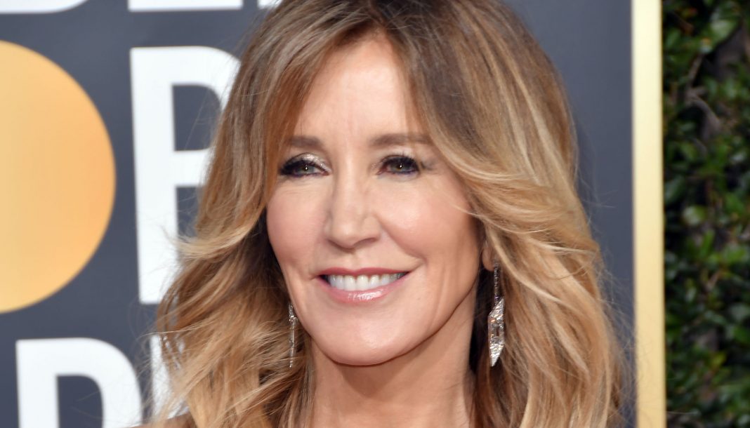 Actriz Felicity Huffman sale de la cárcel tras pagar fianza ante escándalo por fraude