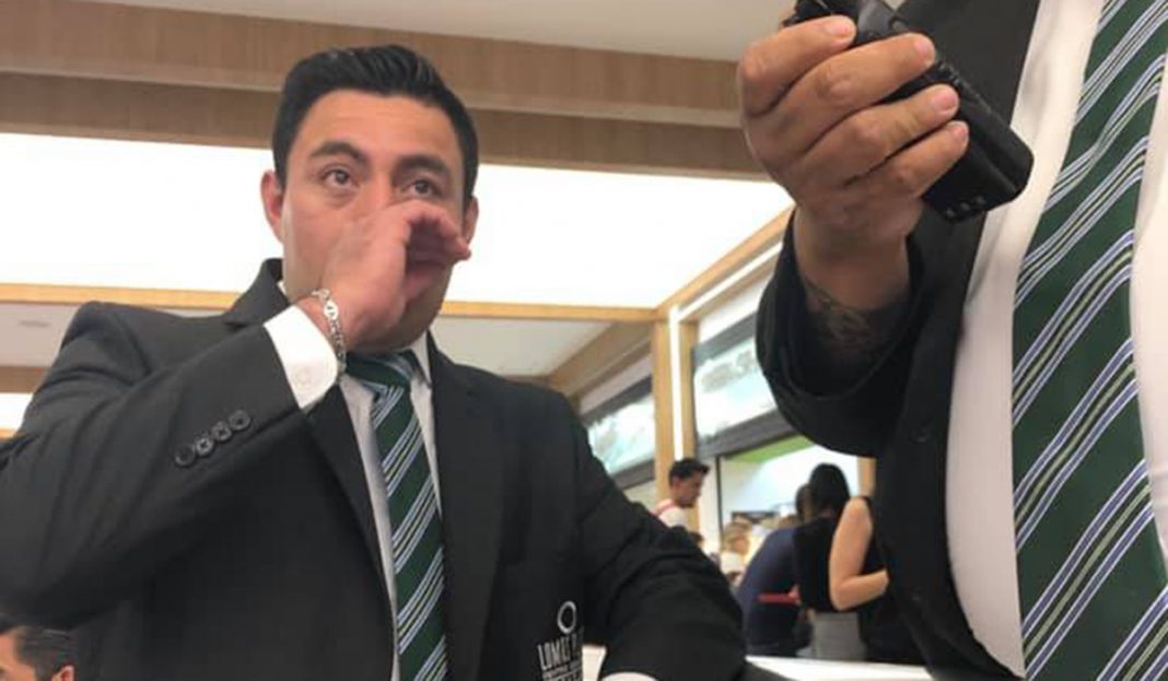 Guardias sacan a mujer que comía en «tupper» dentro de centro comercial