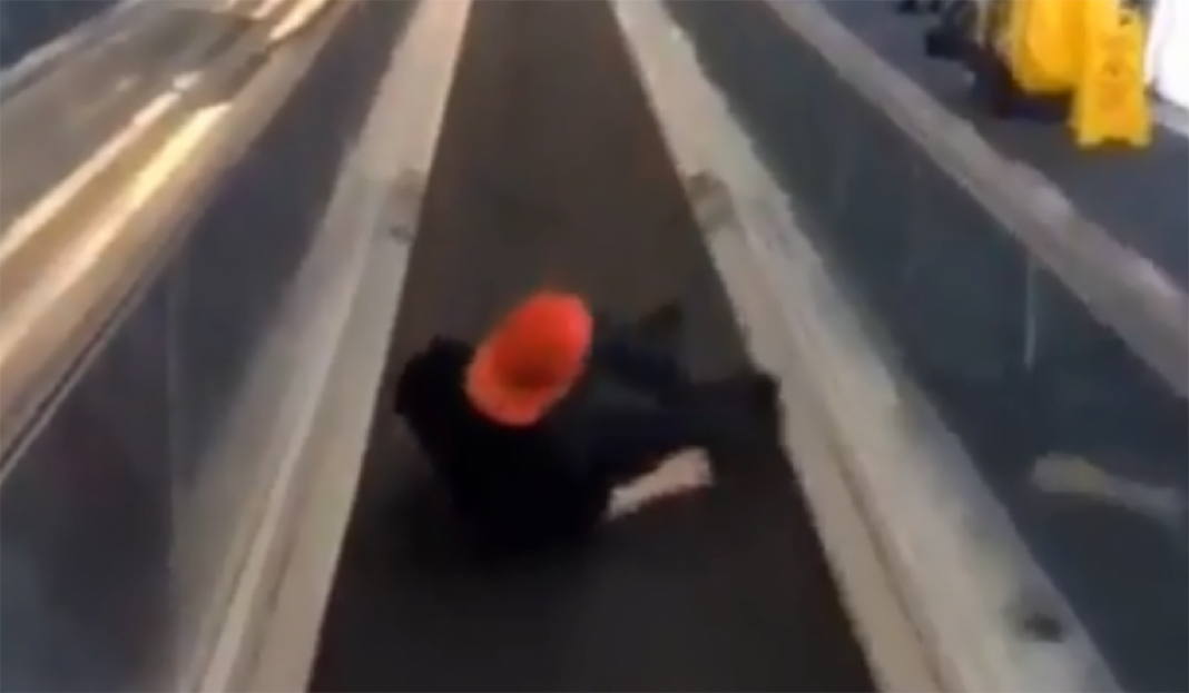 J Balvin se cae en el aeropuerto y queda grabado en video