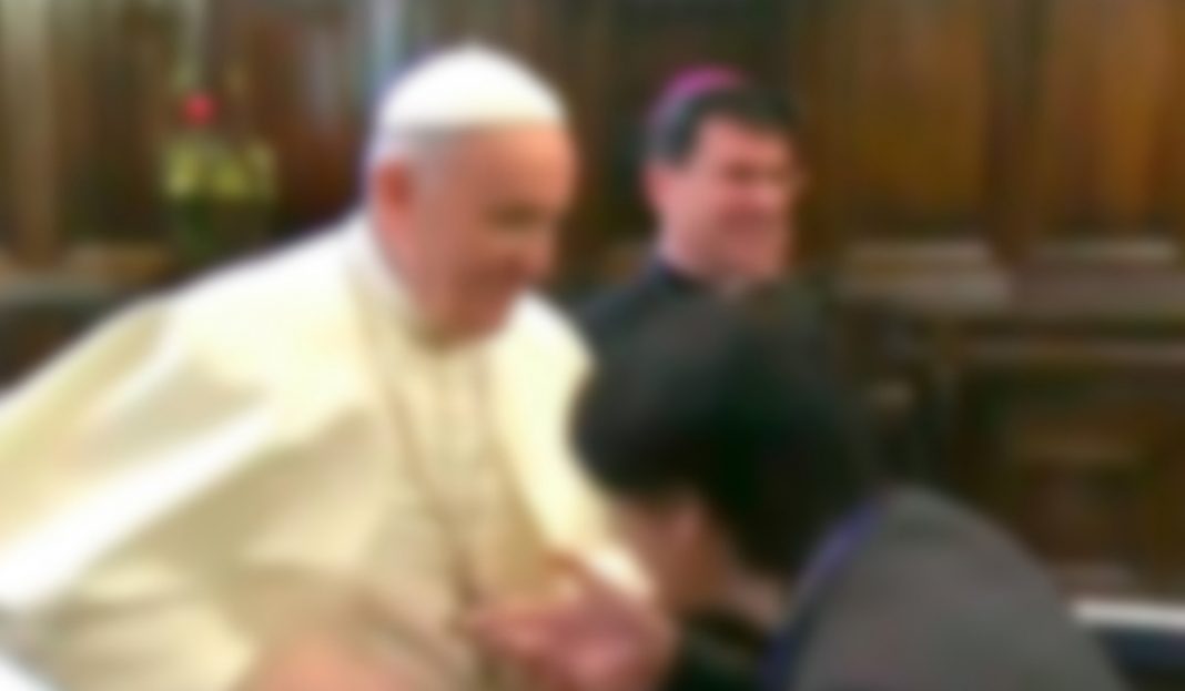 El Vaticano responde a polémica sobre el beso al papa Francisco