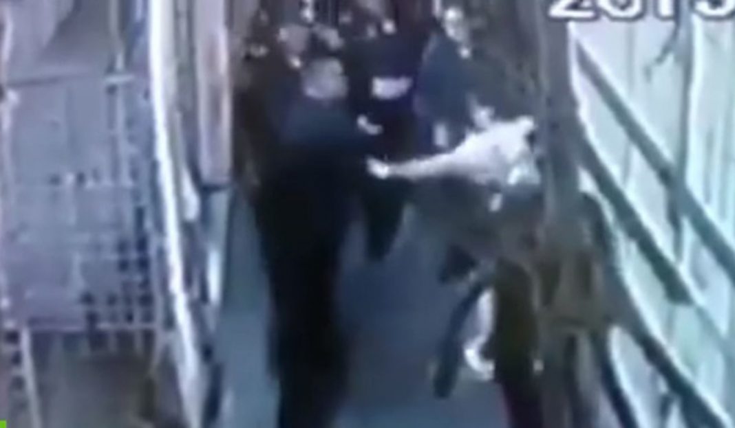 Captan en video a policías golpeando a mujeres en la CDMX