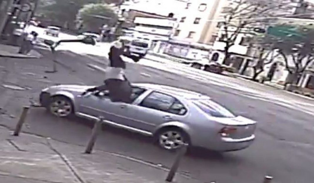 Captan momento en que joven en un scooter eléctrico es brutalmente arrollado en CDMX