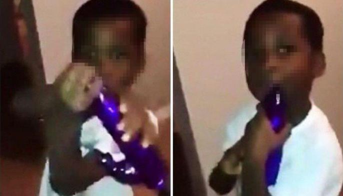 Un niño confunde el vibrador de su madre con una espada (VIDEO)