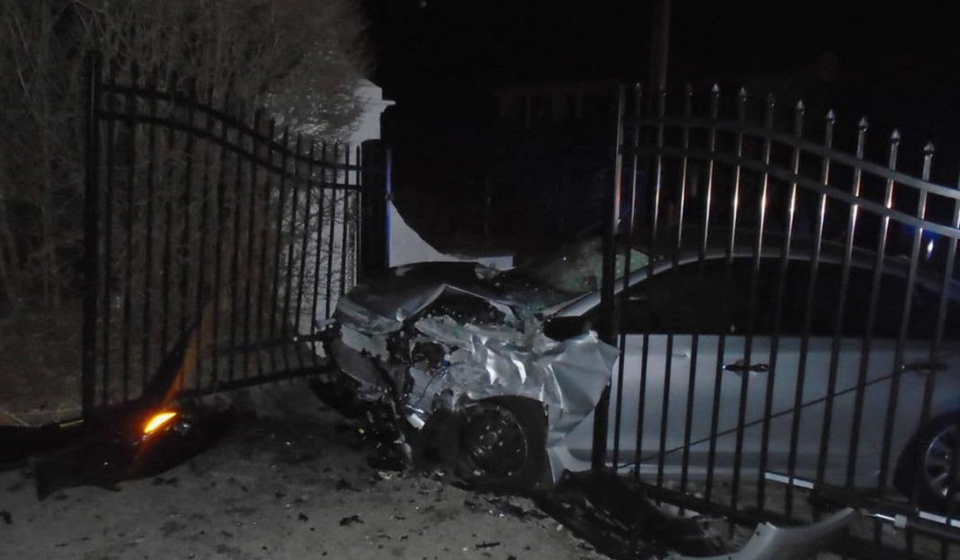 Coche robado se estrella contra la casa de Taylor Swift