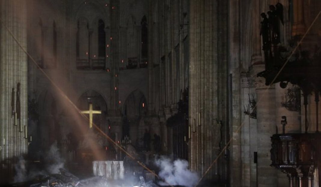 Revelan el primer video del interior de la catedral de Notre Dame tras incendio
