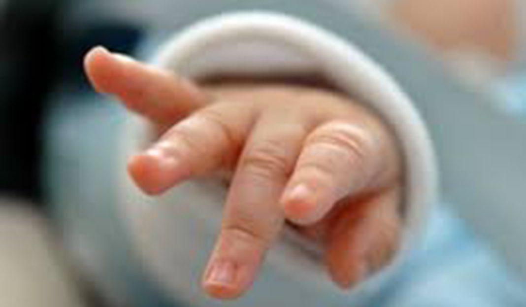 Enfermera confiesa haber cambiado a más de 5 mil bebés «por diversión»