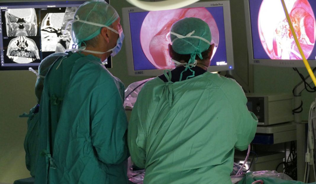 Cerebro de una joven se estaba saliendo de su cráneo