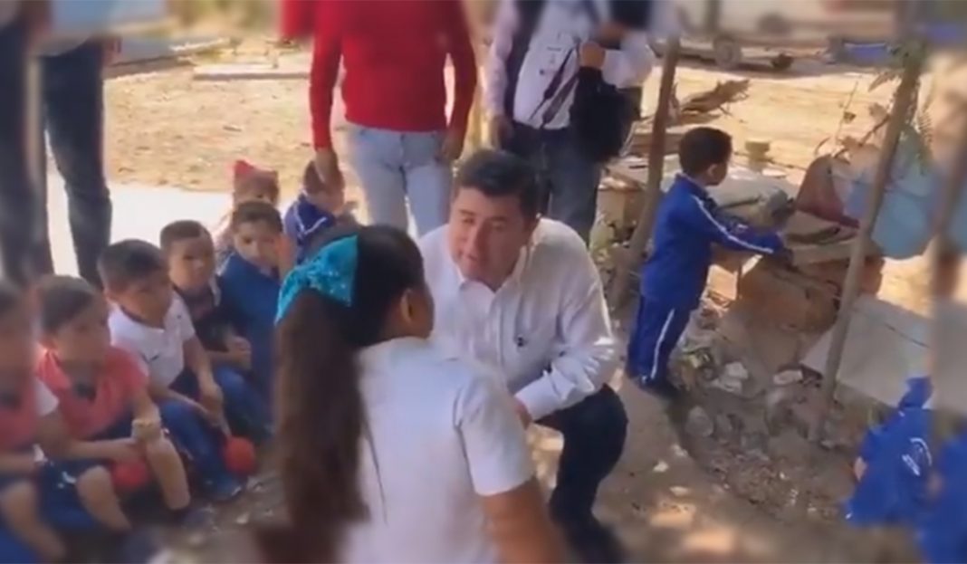 «Tiene obesidad espantosa»: Alcalde humilla a niña frente a compañeritos