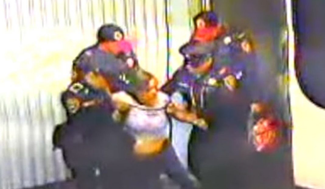 Mujer se desvanece en el Metro y los policías la echaron a la calle: murió horas después