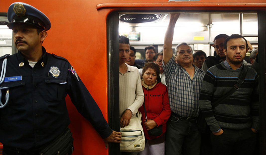 Policías del metro sacan a rastras a un hombre convulsionando (VIDEO)