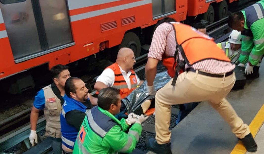 Avientan a policía a las vías del Metro y muere