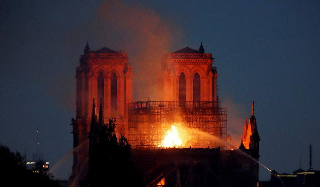 México lamenta voraz incendio en Notre Dame
