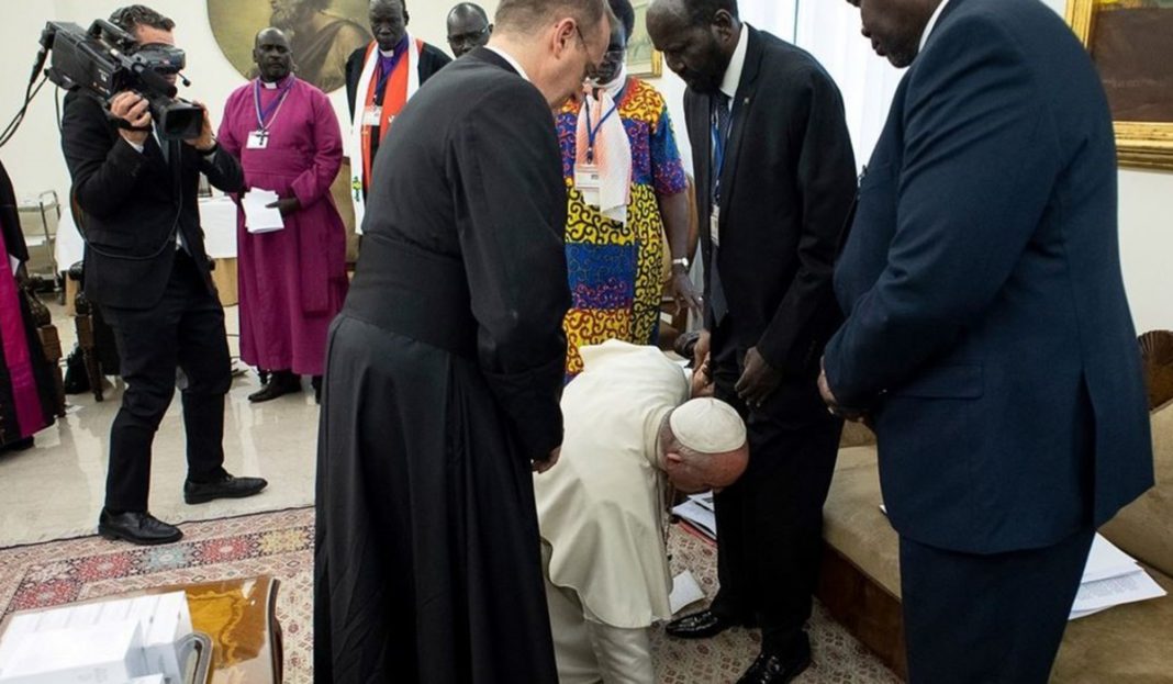 Papa Francisco besa los pies a los líderes de Sudán del Sur