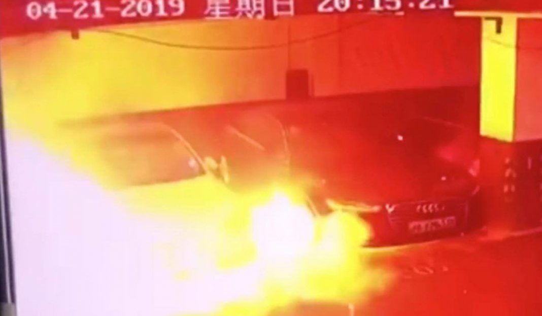 Un Tesla se autodestruye en un estacionamiento en China (VIDEO)