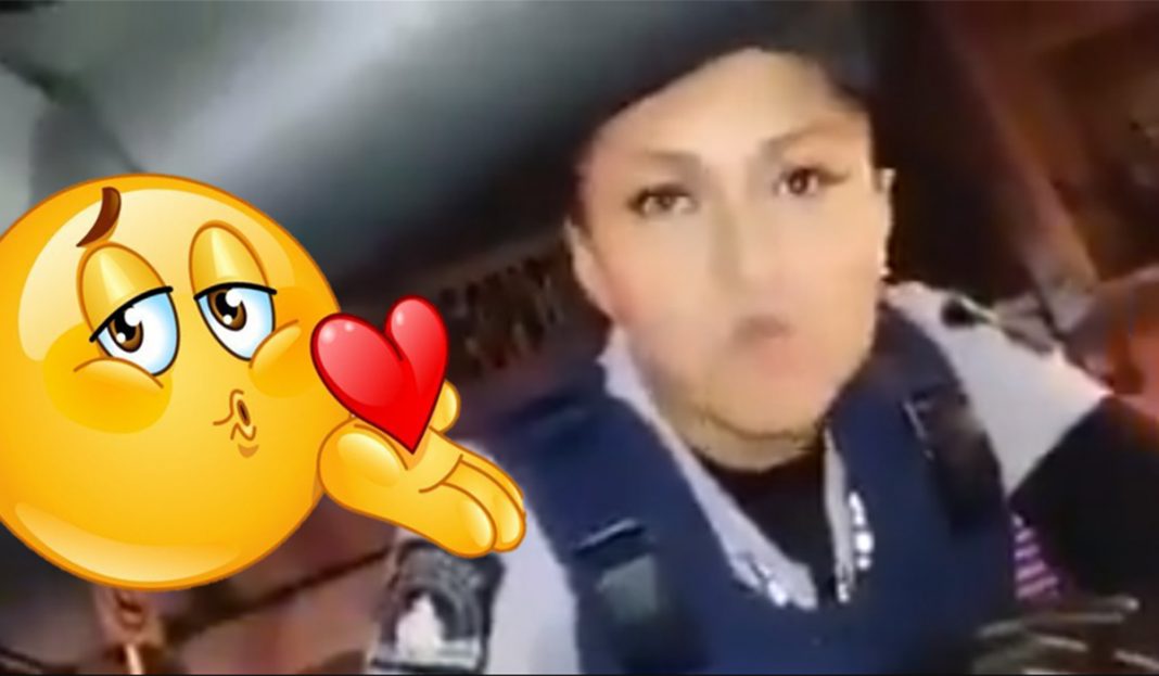 Le coquetea a la policía ¡Y se libra del alcoholímetro! (VIDEO)