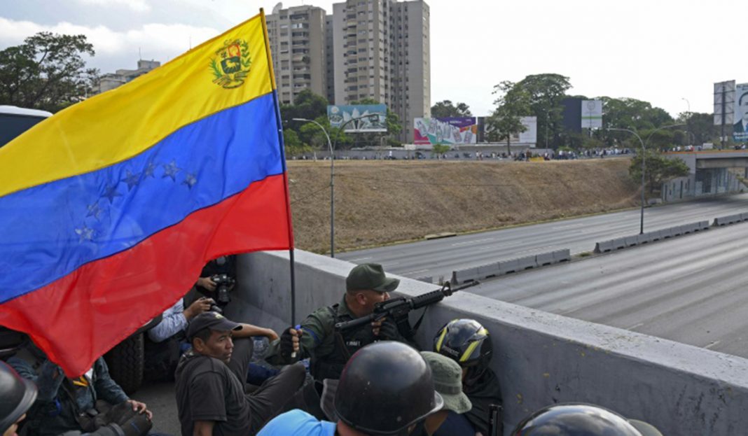 Militares se sublevan contra Maduro y Guaidó llama a toda la Fuerza Armada a sumarse