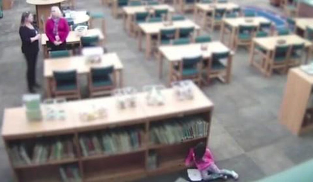 ¡CONMOCIÓN! Maestra patea brutalmente a una niña en biblioteca